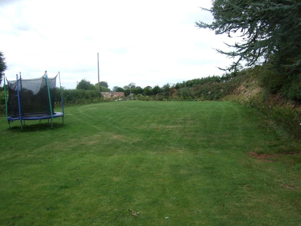 Отель Acorns Old Farm Felton  Экстерьер фото